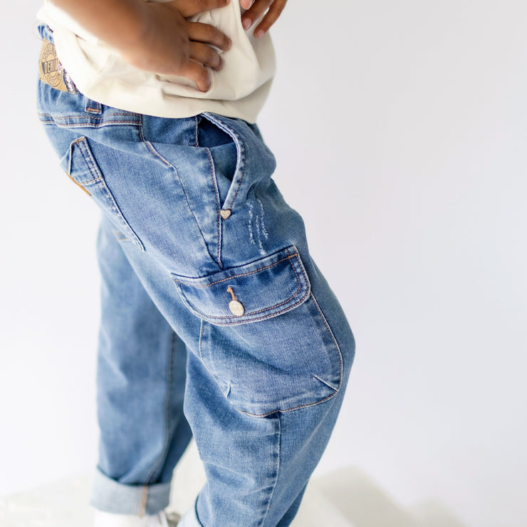 Pantalon coupe ample en denim extensible, bleu pâle, enfant || Wide fit stretch denim pants, light blue, child