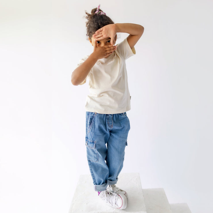 Pantalon coupe ample en denim extensible, bleu pâle, enfant || Wide fit stretch denim pants, light blue, child
