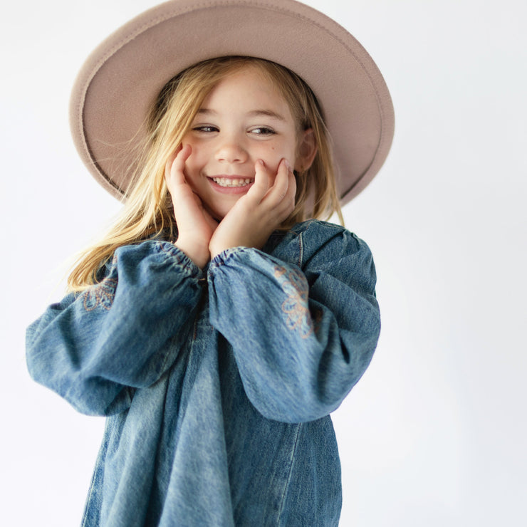 Chapeau de feutre taupe de forme arrondie, enfant || Taupe felt hat with rounded shape, child