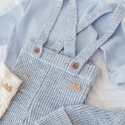 Pantalon en tricot bleu pâle chiné à bretelles effet angora, naissance || Light blue mottled knit pants with straps in angora-effect, newborn