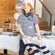 T-shirt à manches courtes de coupe décontractée blanc et marin à rayures, enfant || White and navy short sleeves relaxed fit T-shirt with stripes, child