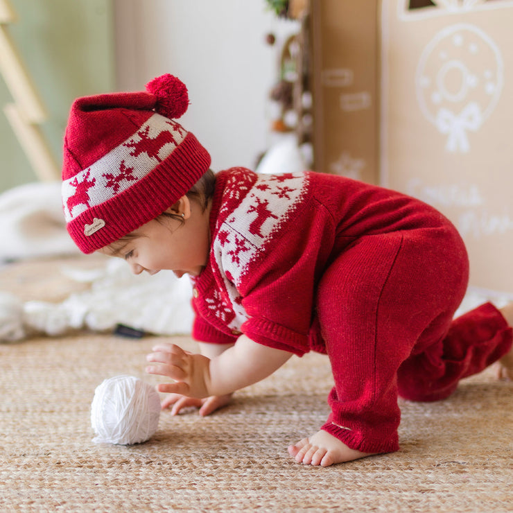 Photo d'un bébé portant le bonnet rouge à motifs jacquard, naissance