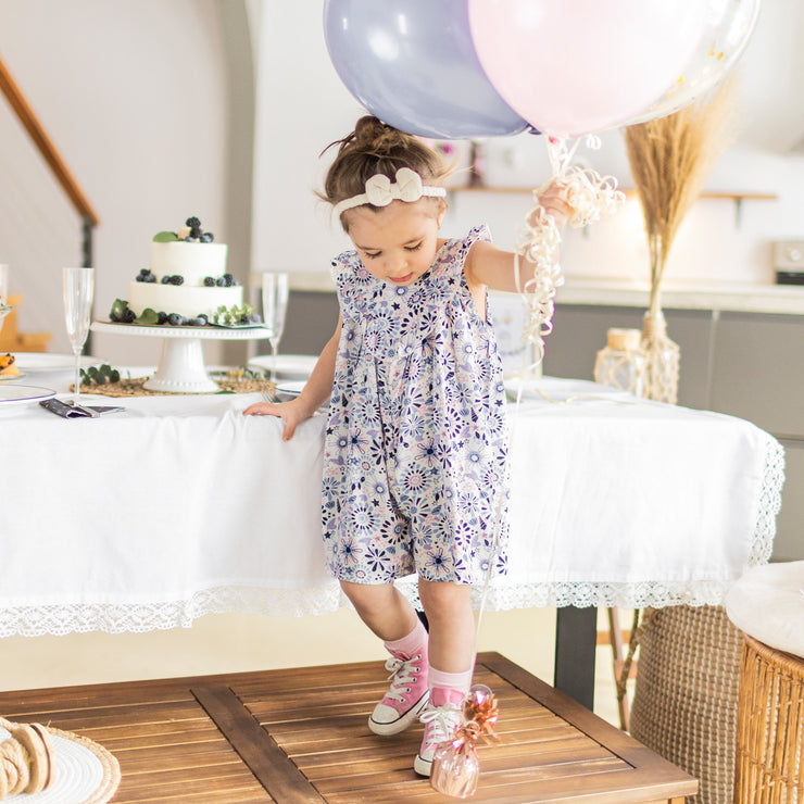 Une-pièce coupe ample blanc avec motif floral en viscose, bébé  || Loose fit white one piece with floral print in viscose, baby 