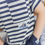 T-shirt à manches courtes de coupe décontractée blanc et marin à rayures, enfant || White and navy short sleeves relaxed fit T-shirt with stripes, child