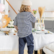 T-shirt à manches courtes de coupe décontractée blanc et marin à rayures, enfant || White and navy short sleeves relaxed fit T-shirt with stripes, child