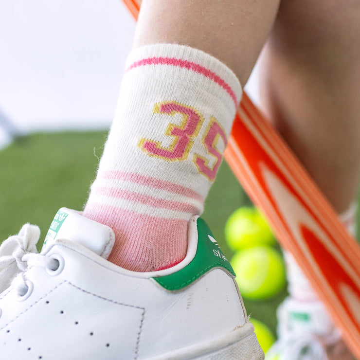 Détails des chaussettes rose et crème, enfant