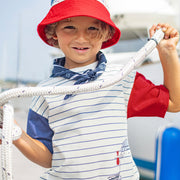 Look du t-shirt crème et bleu à rayures et illustration, enfant