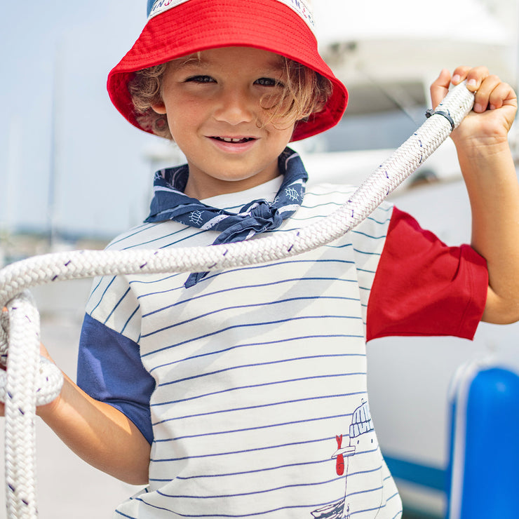 Look du t-shirt crème et bleu à rayures et illustration, enfant