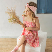 Photo d'un enfant portant la robe rose à motif floral, enfant