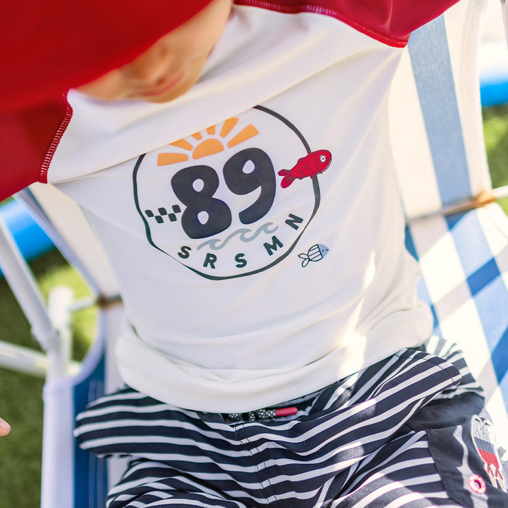 Détail du t-shirt de bain crème à manches longues rouges, enfant