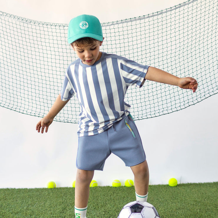 Photo d'un enfant portant la casquette bleu aqua à visière arrondie et broderie, enfant
