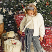 Photo d'un enfant portant le cardigan blanc pelucheux, enfant