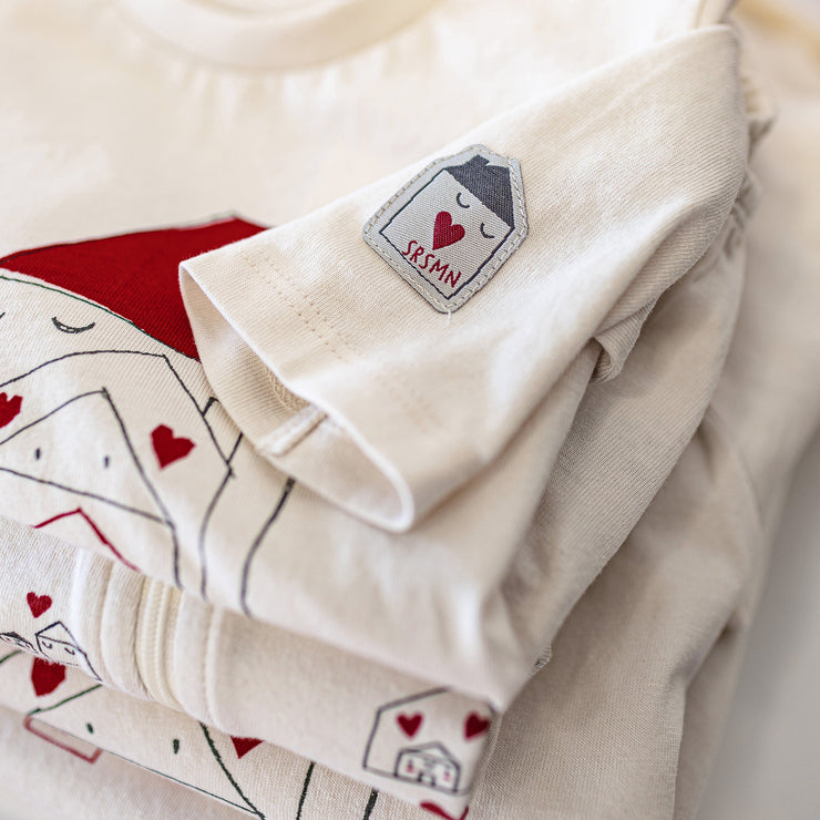 Cache-couche crème avec illustration d’une maisonnée remplie d’amour en jersey, bébé || Cream bodysuit with illustration of a loving household in jersey, baby