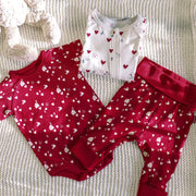 Pyjama une-pièce crème à motif de petits cœurs rouges, bébé || Cream one-piece pajama with little red hearts print, baby
