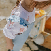 T-shirt manches courtes coupe décontractée rose pâle avec écrevisses, bébé || Light pink short sleeves relaxed fit t-shirt with crayfish, baby