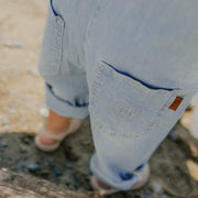 Salopette ample à volants et jambe droite en denim rayé pâle, bébé || Loose fit overalls with ruffles and straight leg in denim railroad, baby 