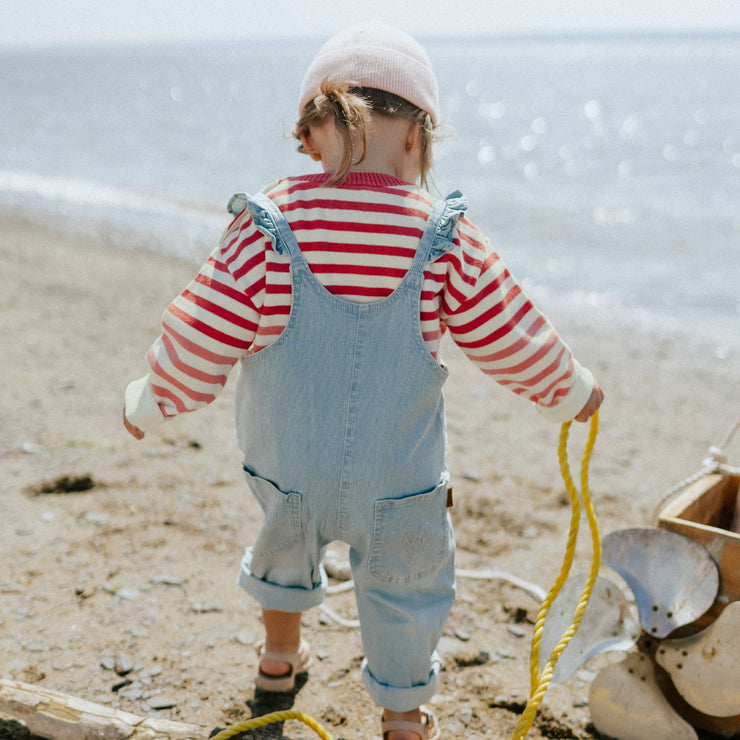 Salopette ample à volants et jambe droite en denim rayé pâle, bébé || Loose fit overalls with ruffles and straight leg in denim railroad, baby 