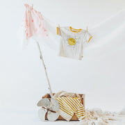 T-shirt manches courtes coupe décontractée rose pâle avec écrevisses, bébé || Light pink short sleeves relaxed fit t-shirt with crayfish, baby