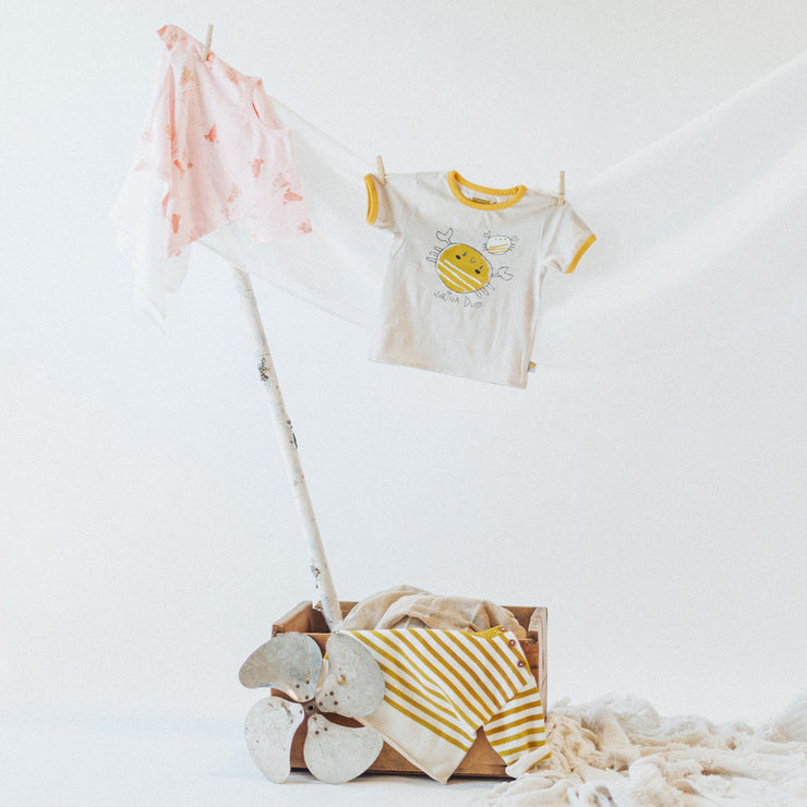 T-shirt manches courtes coupe décontractée rose pâle avec écrevisses, bébé || Light pink short sleeves relaxed fit t-shirt with crayfish, baby