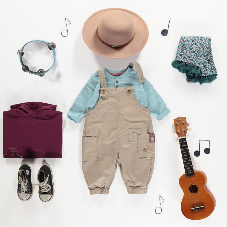 Salopette coupe décontractée sable en denim coloré extensible, bébé || Sand-colored casual overalls in stretch denim, baby