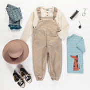 Salopette coupe décontractée sable en twill extensible, enfant || Sand casual overalls in stretch twill, child