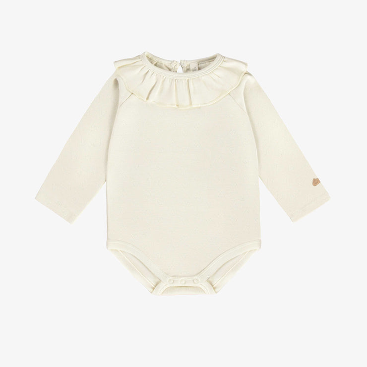 Cache-couche manches longues crème avec volant au col en jersey pointelle, naissance || Cream long sleeved bodysuit with a ruffle at collar in pointelle jersey, newborn