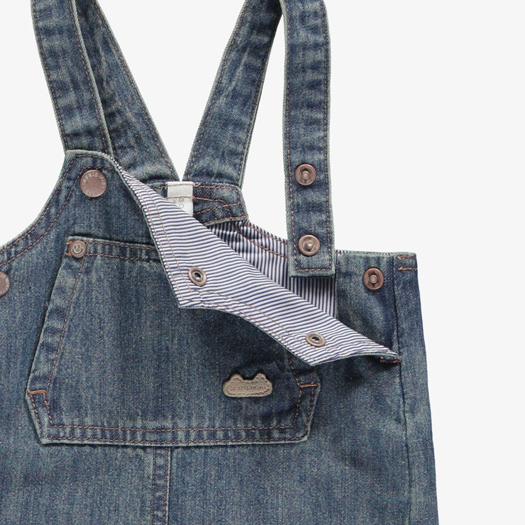 Salopette évolutive coupe large en denim léger bleu moyen, naissance || Medium blue denim evolutive overalls wide fit, newborn