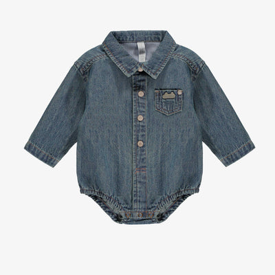 Chemise cache-couche à manches longues en denim bleu moyen, naissance || Long-sleeved denim shirt in medium blue, newborn
