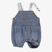 Détail de la salopette bleue et blanche en denim à rayures, naissance
