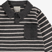 Zoom détails du polo gris en tricot avec rayures, bébé