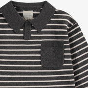 Zoom détails du polo gris en tricot avec rayures, enfant