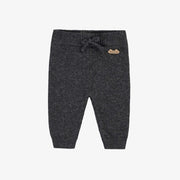 Pantalon gris en tricot, naissance