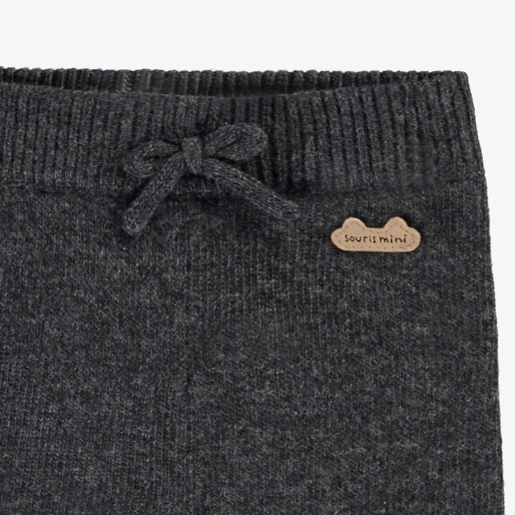 Zoom détails du pantalon gris en tricot, naissance