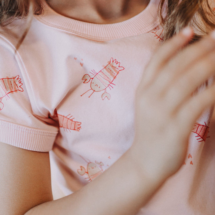 T-shirt manches courtes coupe ajustée rose pâle au motif écrevisses, enfant || Light pink short sleeves slim fit t-shirt with a crayfish print, child