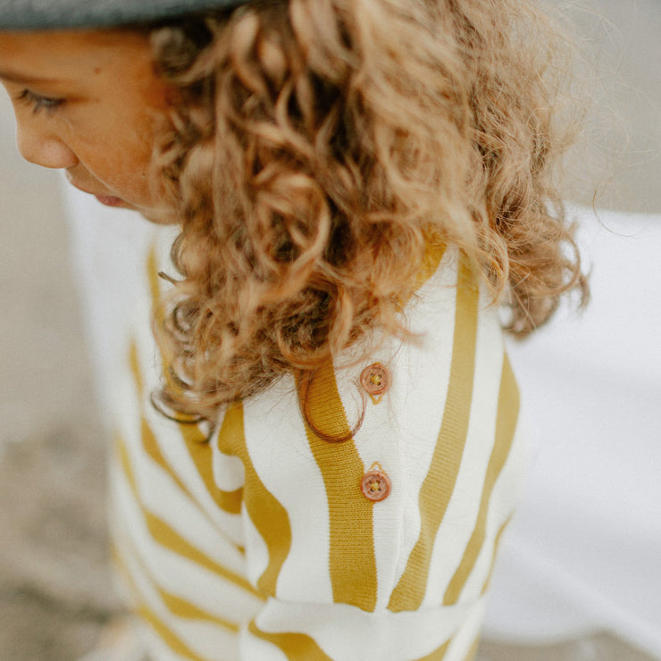 Chandail de maille à manches longues avec rayures crème, jaune et ocre, enfant || Cream, yellow and ochre striped long sleeves knit sweater, child