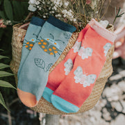 Chaussettes corail avec une envolée de papillons bleus, bébé