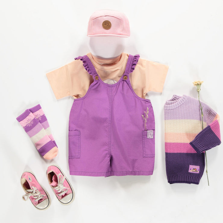 Salopette courte mauve avec bretelles à volants en coton, bébé || Short purple overall with ruffled straps in cotton, baby