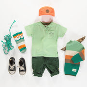 T-shirt à manches courtes vert avec poche en coton, bébé || Green short sleeves t-shirt with pocket in cotton, baby