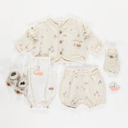 Ensemble deux-pièces veste et short crème avec motif de voiliers en coton biologique, naissance