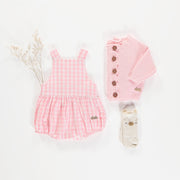Une pièce à bretelles larges rose et blanc à carreaux en seersucker, naissance || Pink and white plaid one-piece with large straps in seersucker, newborn
