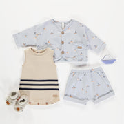Ensemble deux-pièces bleu pâle avec motif de voiliers en jersey biologique, naissance || Light blue two-pieces set with sailboat print in organic jersey, newborn