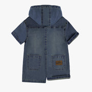 Une pièce à capuchon de coupe décontractée en denim léger et extensible, bleu pâle, bébé || One-piece hooded denim one-piece in light and stretch denim, baby