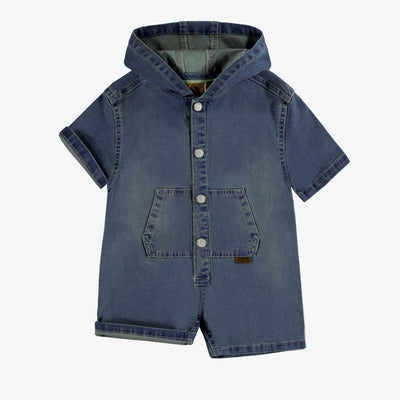 Une pièce à capuchon de coupe décontractée en denim léger et extensible, bleu pâle, bébé || One-piece hooded denim one-piece in light and stretch denim, baby
