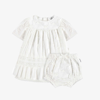 Robe évasée à manches courtes crème avec bloomer assorti en voile de coton brodé, bébé || Cream short sleeves flared dress with matching bloomer in embroidered cotton veil, baby