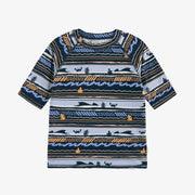 T-shirt de bain à manches courtes marine à rayures avec illustrations de vague, enfant || Navy short-sleeved striped swimming t-shirt with wave illustrations, child