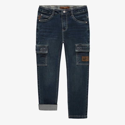 Pantalon de coupe régulière avec poches cargo en denim extensible, bleu foncé, enfant || Regular fit pants with cargo pockets in stretch dark blue denim, child