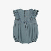 Une pièce coupe régulière en denim léger bleu pâle, naissance