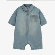 Une pièce ¾ coupe ample à manches longues en denim léger bleu pâle, naissance || Loose fit one piece with long-sleeves in light blue denim, newborn
