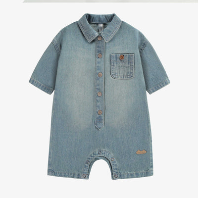 Une pièce ¾ coupe ample à manches longues en denim léger bleu pâle, naissance || Loose fit one piece with long-sleeves in light blue denim, newborn