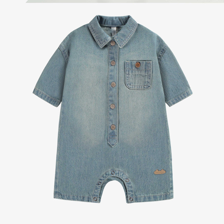 Une pièce ¾ coupe ample à manches longues en denim léger bleu pâle, naissance || Loose fit one piece with long-sleeves in light blue denim, newborn